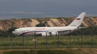 Два самолета от Москва кацнаха на летище София, прибират изгонените руски дипломати (снимки)