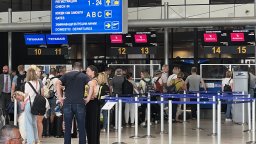 Сигнал за бомба на летището в София, евакуираха пътниците