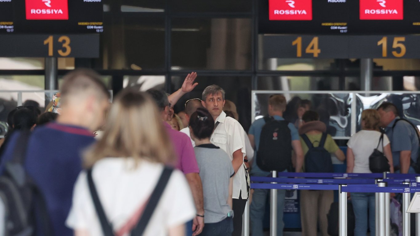 Сигнал за бомба на летище "София", евакуираха всички граждани
