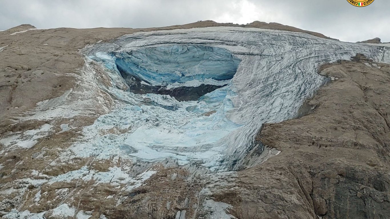 Италианският премиер посети подножието на ледника Мармолада, където загинаха 7 души