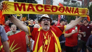 Опозицията в Скопие извива ръцете на управляващите с протести и условия, консултациите продължават