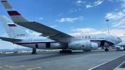 Два самолета от Москва прибраха изгонените 70 руски дипломати и семействата им (снимки)