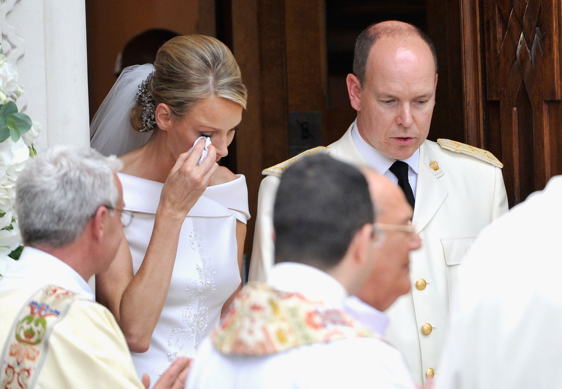 Шарлен не спря да плаче по време на сватбата си с принц Албер