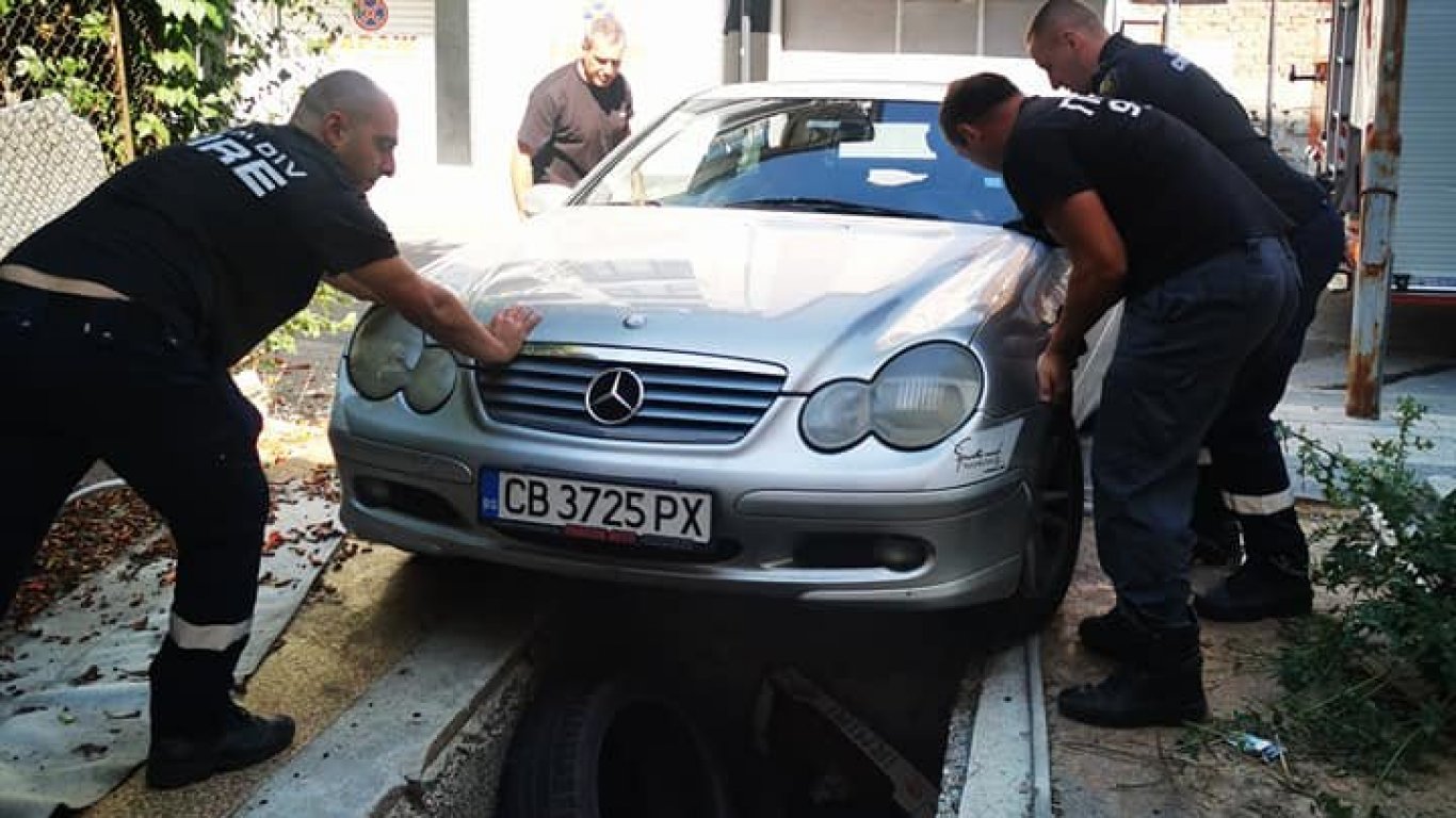 За да избегне Синя зона, мъж заклещи колата си в Пловдив, пожарникари го измъкнаха (снимки) 
