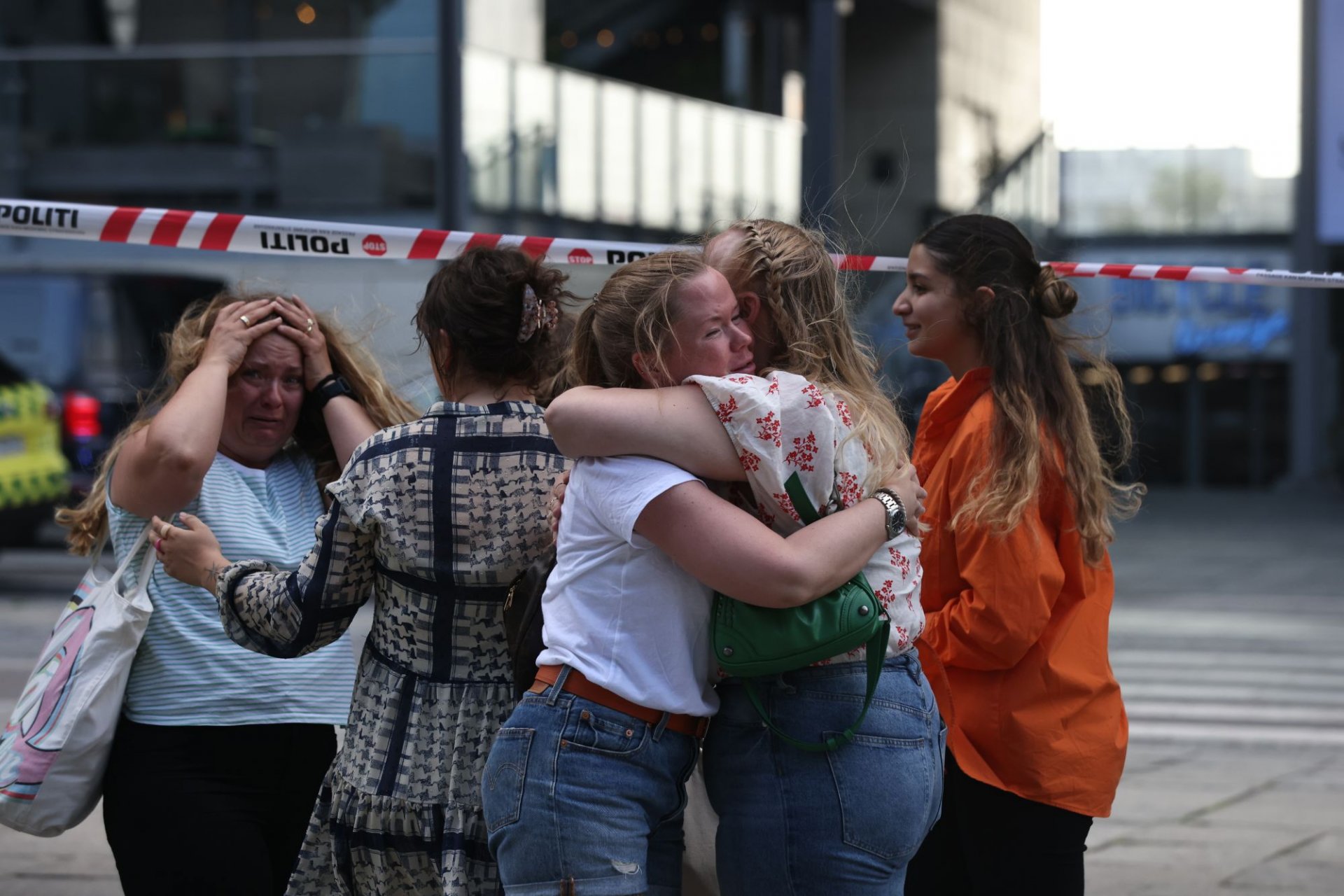 Оцелели от стрелбата се прегръщат пред мола