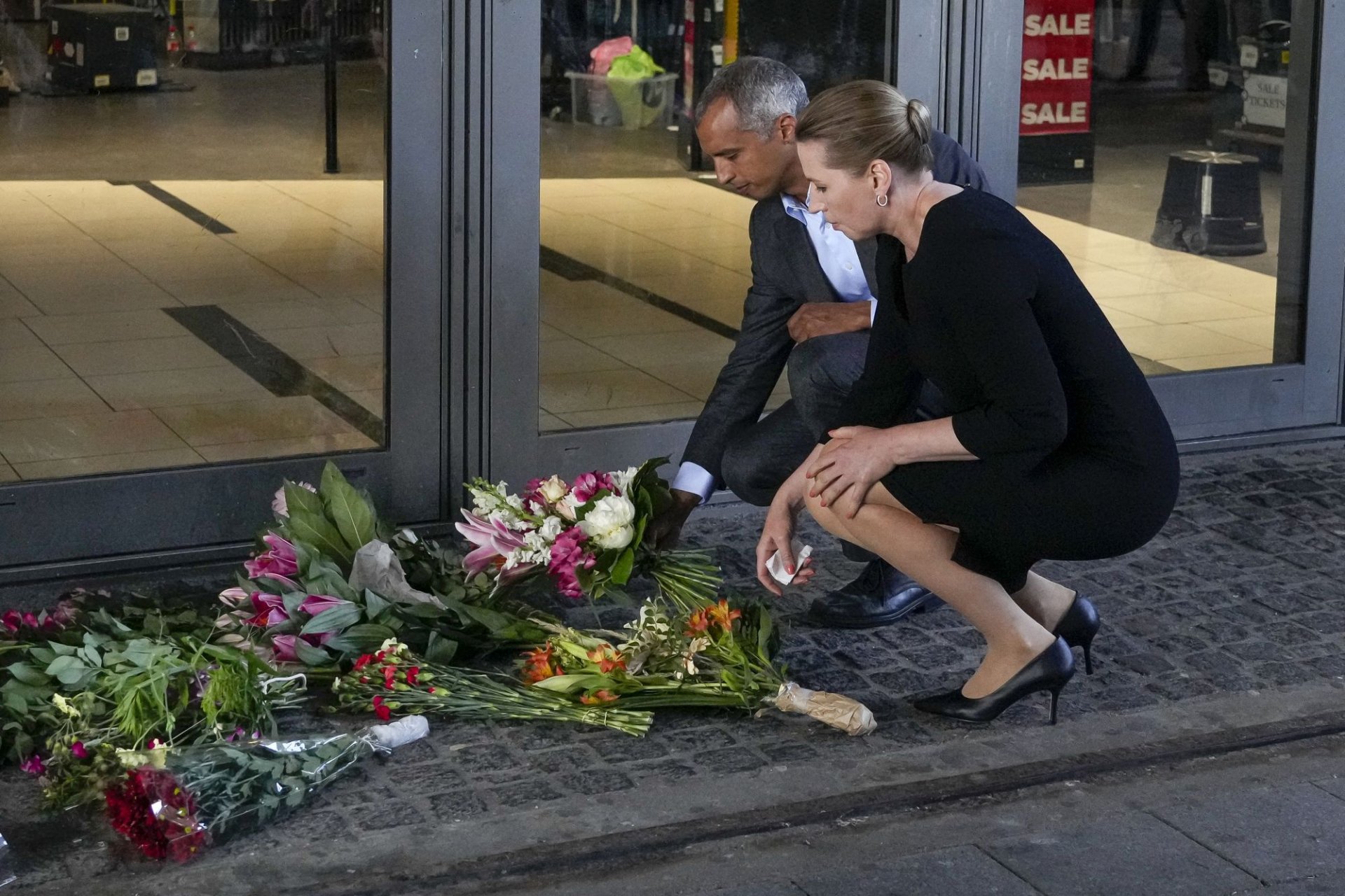 Премиерът на Дания Мете Фредериксен положи цветя в памет на загиналите