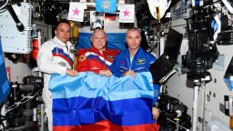 Руски космонавти на борда на МКС отпразнуваха завладяването на Луганска област (снимки)