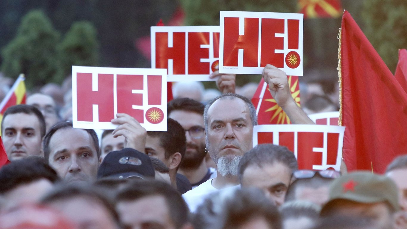 Управляващите в Скопие представят европейската преговорна рамка, опозицията готви повече протести