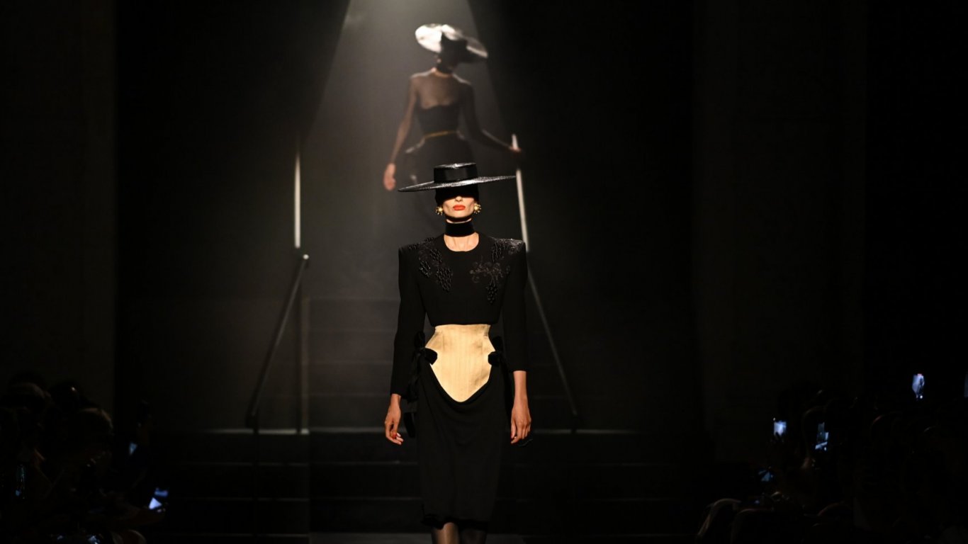 Театрално и провокативно дефиле на "Schiaparelli" откри Седмицата на висшата мода в Париж