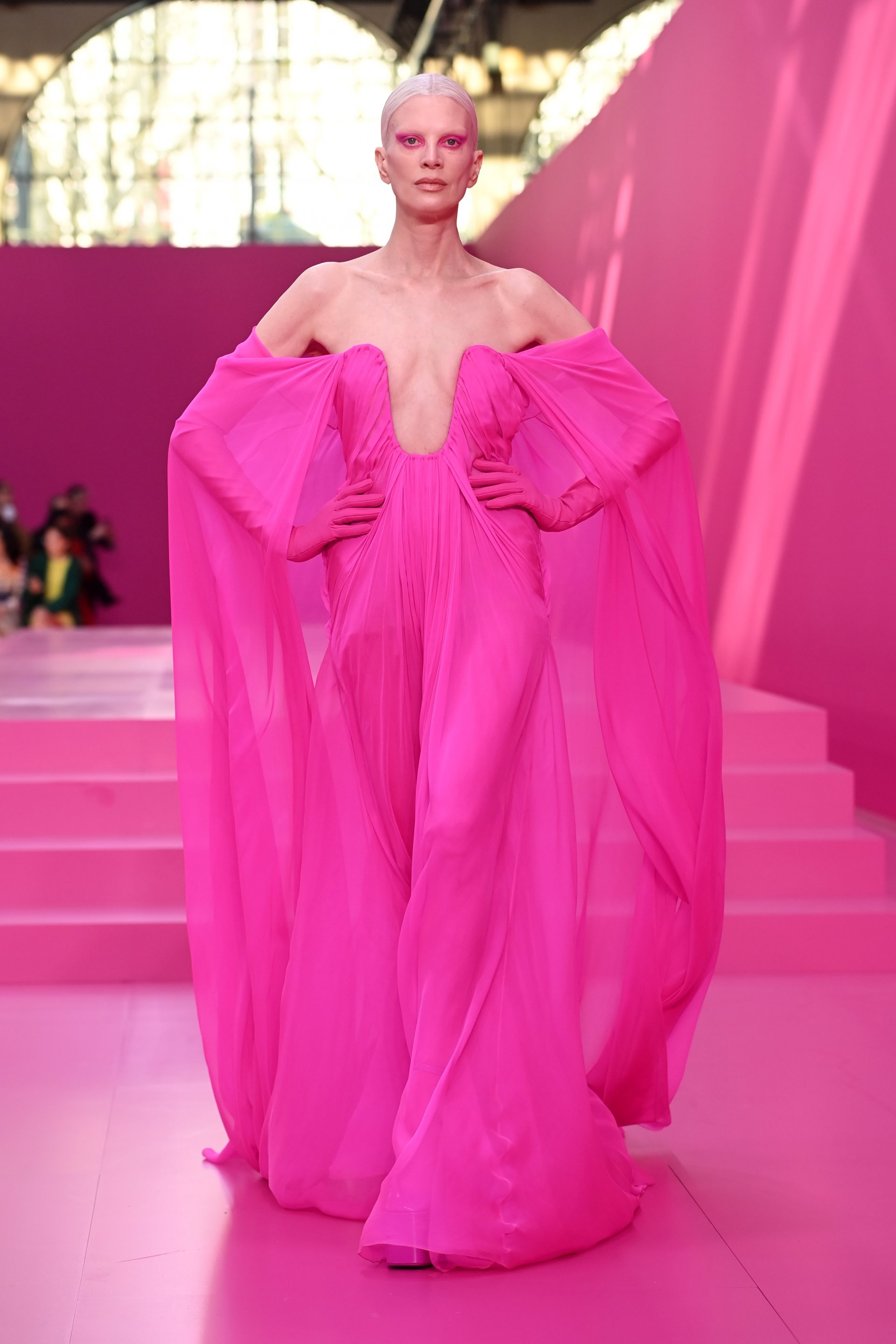  Кристен Макменами (57) изгря на корицата на британския Vogue с дълги сребристи кичури преди няколко месеца.