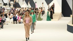 "Chanel" демонстрира конен шик с каубойски ботуши на Седмицата на висшата мода в Париж