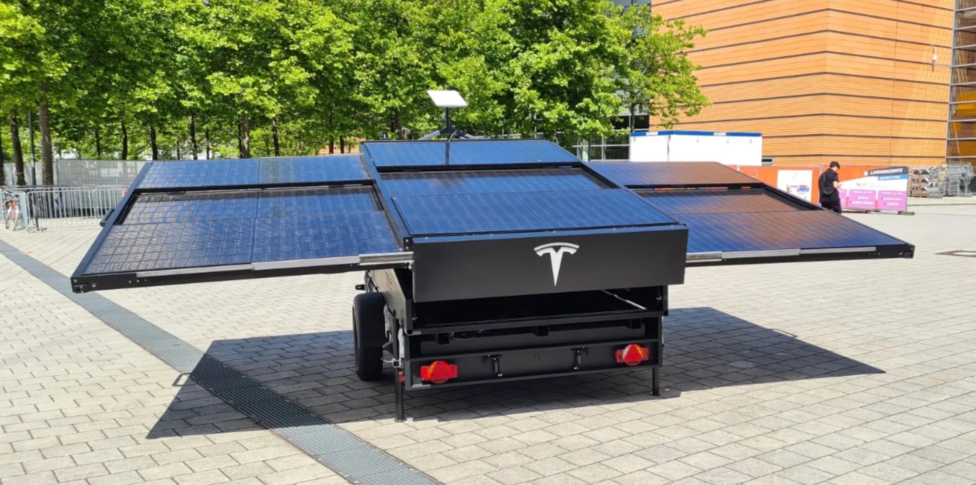 Tesla демонстрира ремарке със слънчеви панели