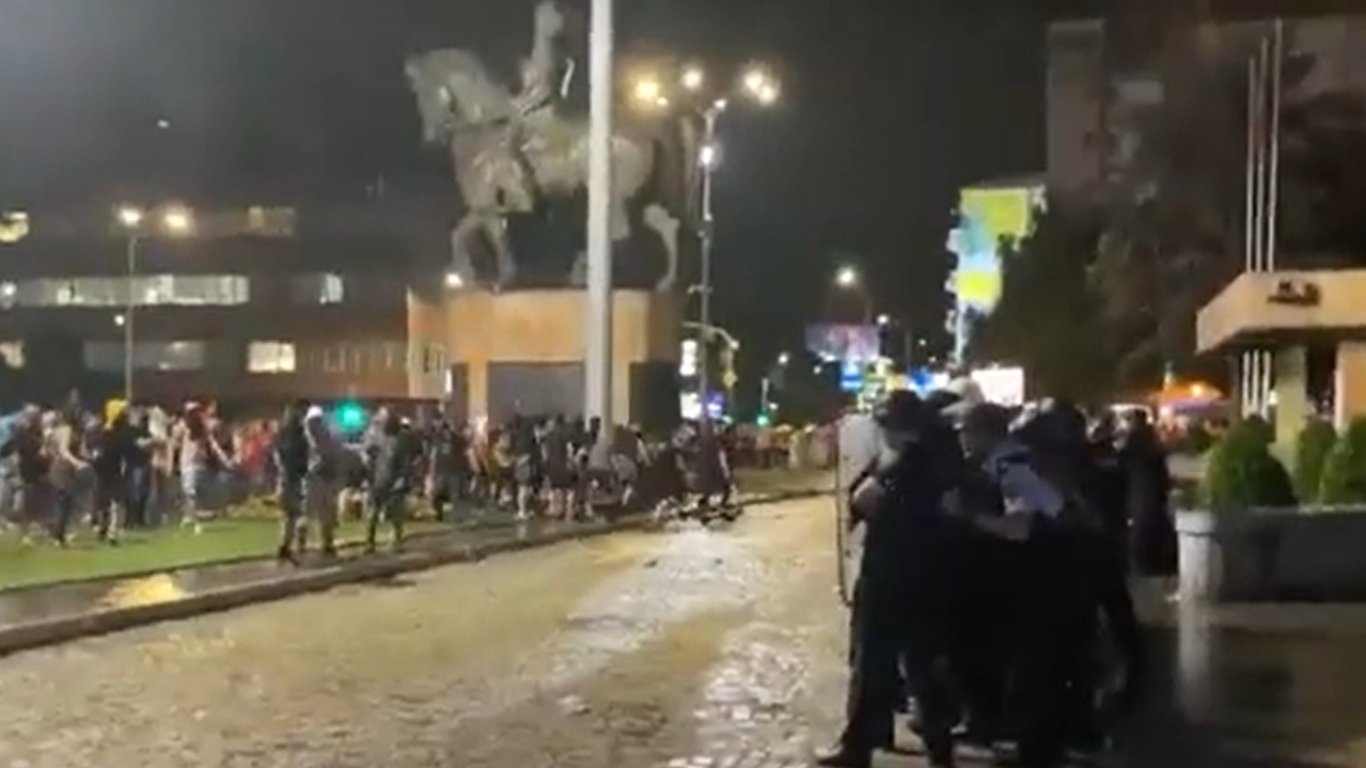 Четвърти ден протести в Скопие: Отново атакуваха парламента с камъни и пиратки, има ранен полицай (видео)