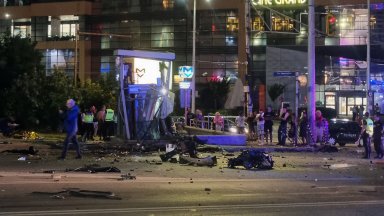 Кола се вряза в метростанция до столичен мол две жени