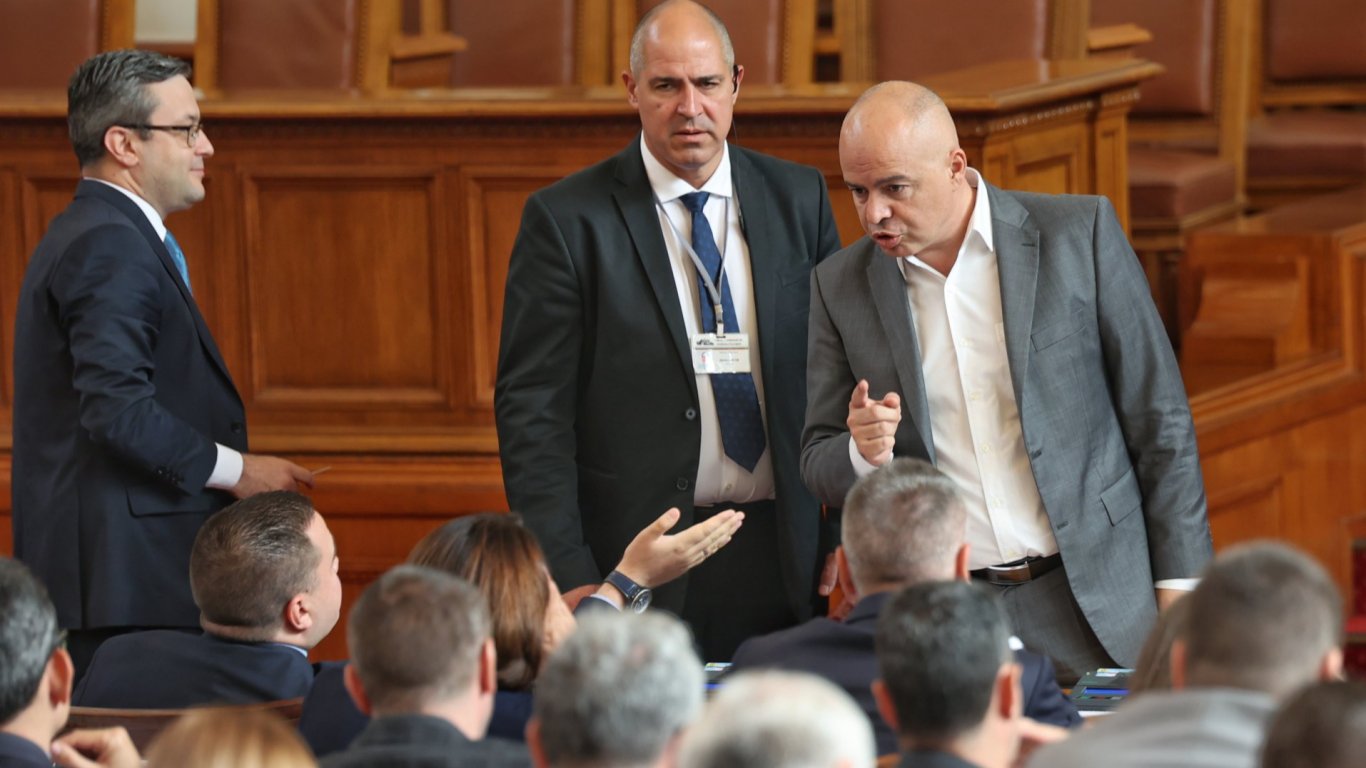 Напрежение в пленарната зала: Тошко Йорданов нарече депутатите на БСП "болонки на ПП"