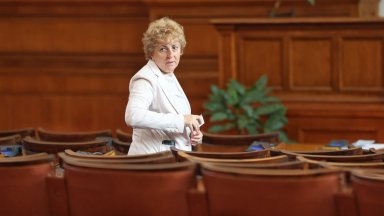 Виктория Василева от ИТН депозира заявлението си за напускане на парламента