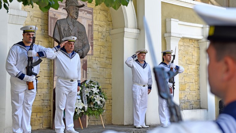 С военен ритуал отбелязаха 131 години от рождението на първия български адмирал във ВМС (снимки)