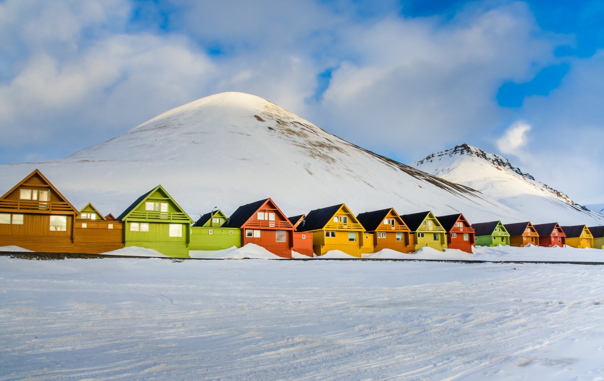 Разноцветни къщи на норвежкия арктически архипелаг Свалбард