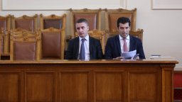 Депутатите изслушват извънредно Кирил Петков и Александър Николов за газа
