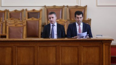 На живо в Dir.bg: Депутатите ще изслушват извънредно Кирил Петков и Александър Николов