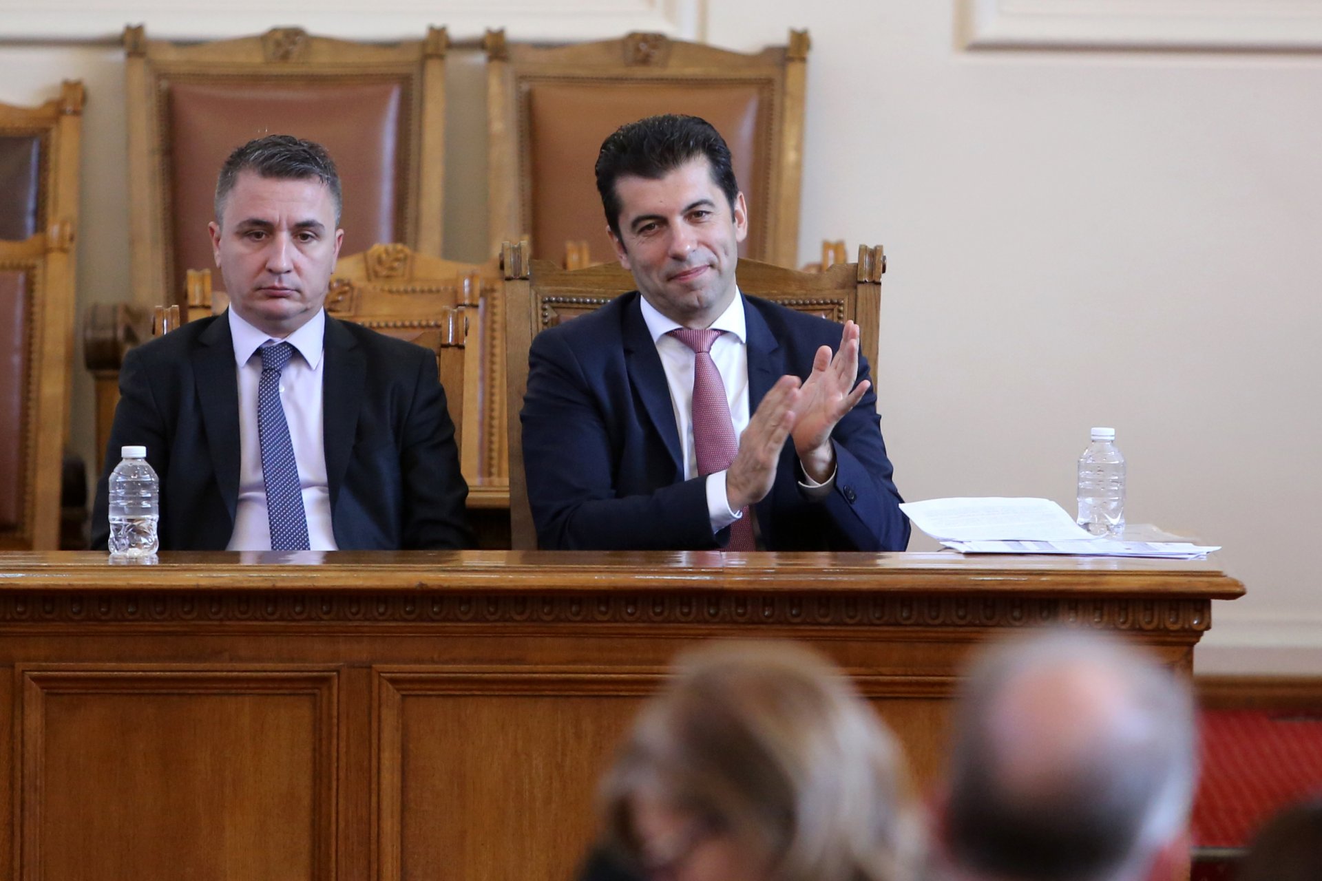 Министър-председателят в оставка Кирил Петков (дясно) и министърът на енергетиката в оставка Александър Николов по време на изслушването в пленарна зала