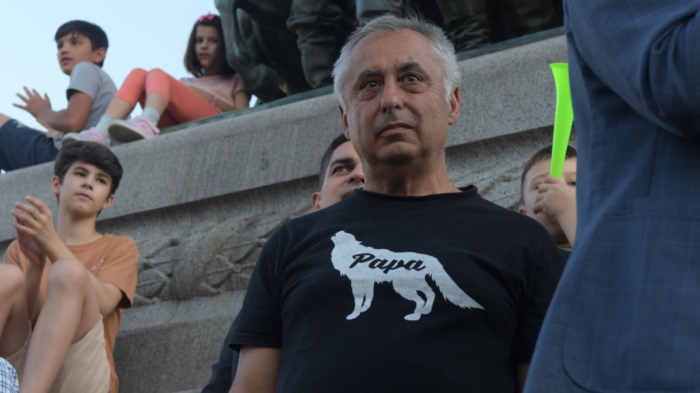 Бащата на Кирил Петков свиква пред президентството поддръжниците на ПП