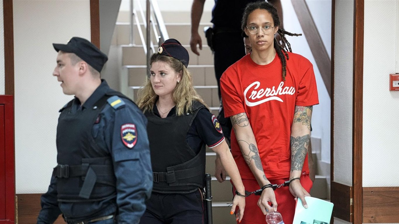 Пратиха осъдената за масло от хашиш американска баскетболистка Грайнър в неизвестен руски затвор