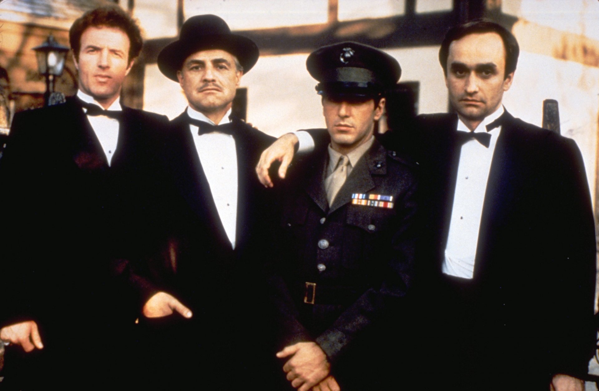 Отляво надясно: Джеймс Каан в ролята на Сони Корлеоне, Марлон Брандо в ролята на Дон Вито Корлеоне, Ал Пачино в ролята на Майкъл Корлеоне и Джон Казале в ролята на Фредо Корлеоне 