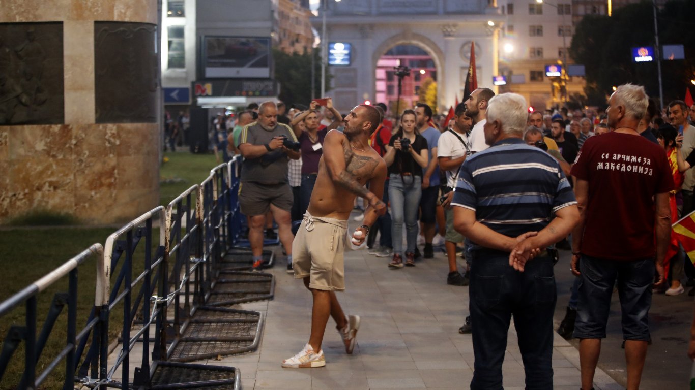 Протестиращите в Скопие готвят коктейли „Молотов“, има и случаи на размахване на оръжие