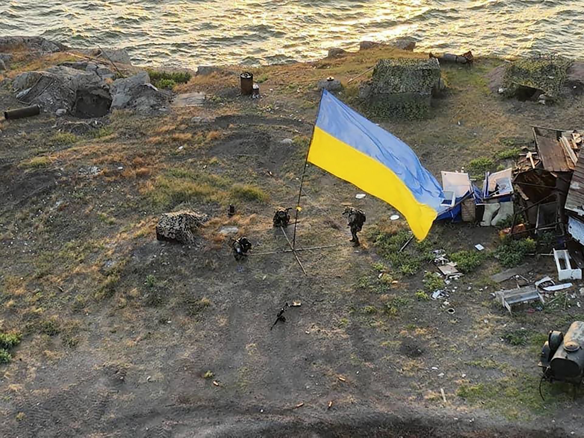 Украинското знаме се вее на Змийския остров