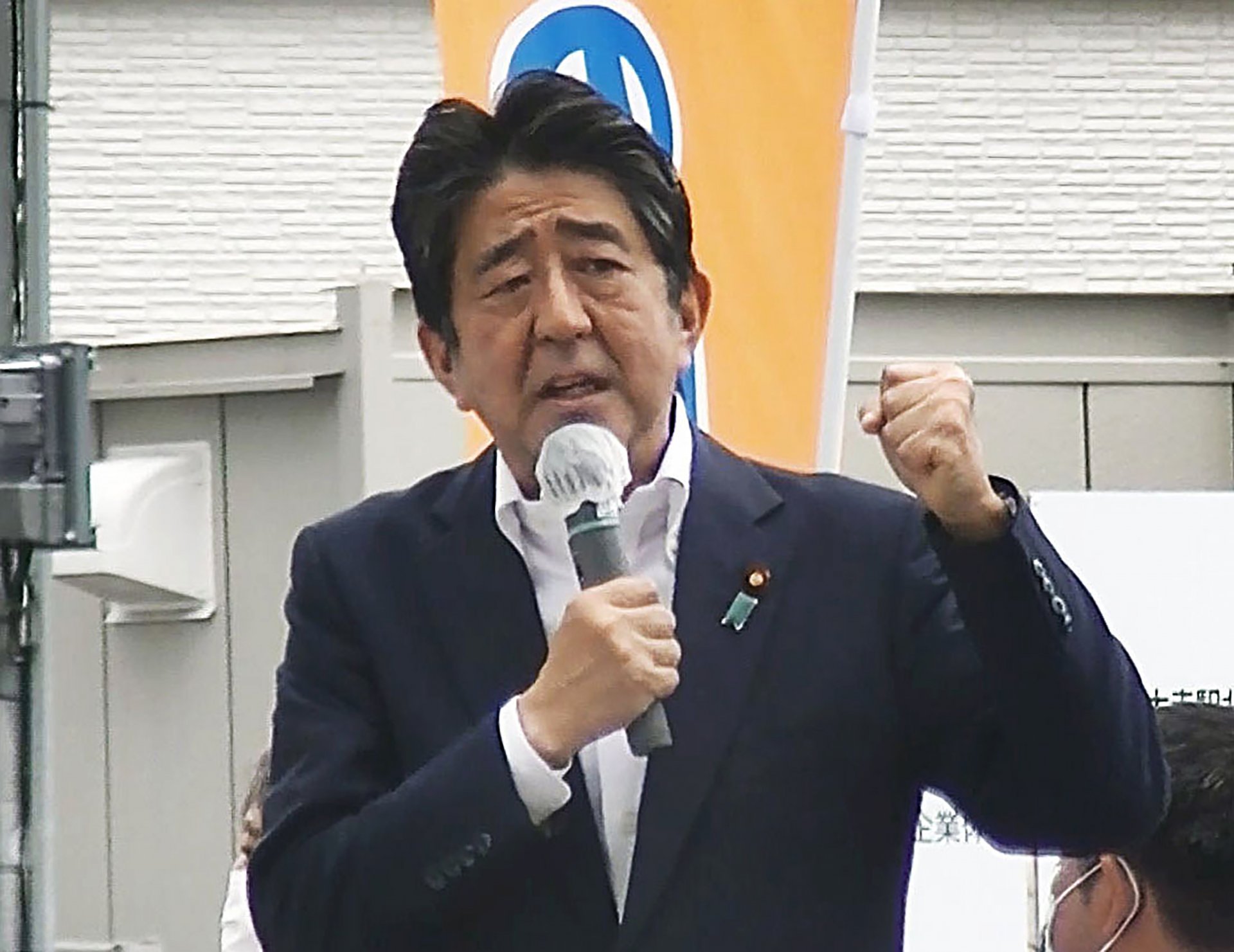 Последната снимка на бившия японски премиер преди да бъде прострелян