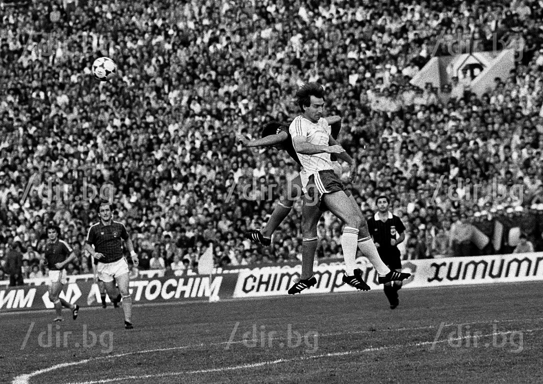 С националния екип срещу Югославия през 1985-а, в паметния мач, спечелен с 2:1 и отворил ни вратите към Мондиал 1986