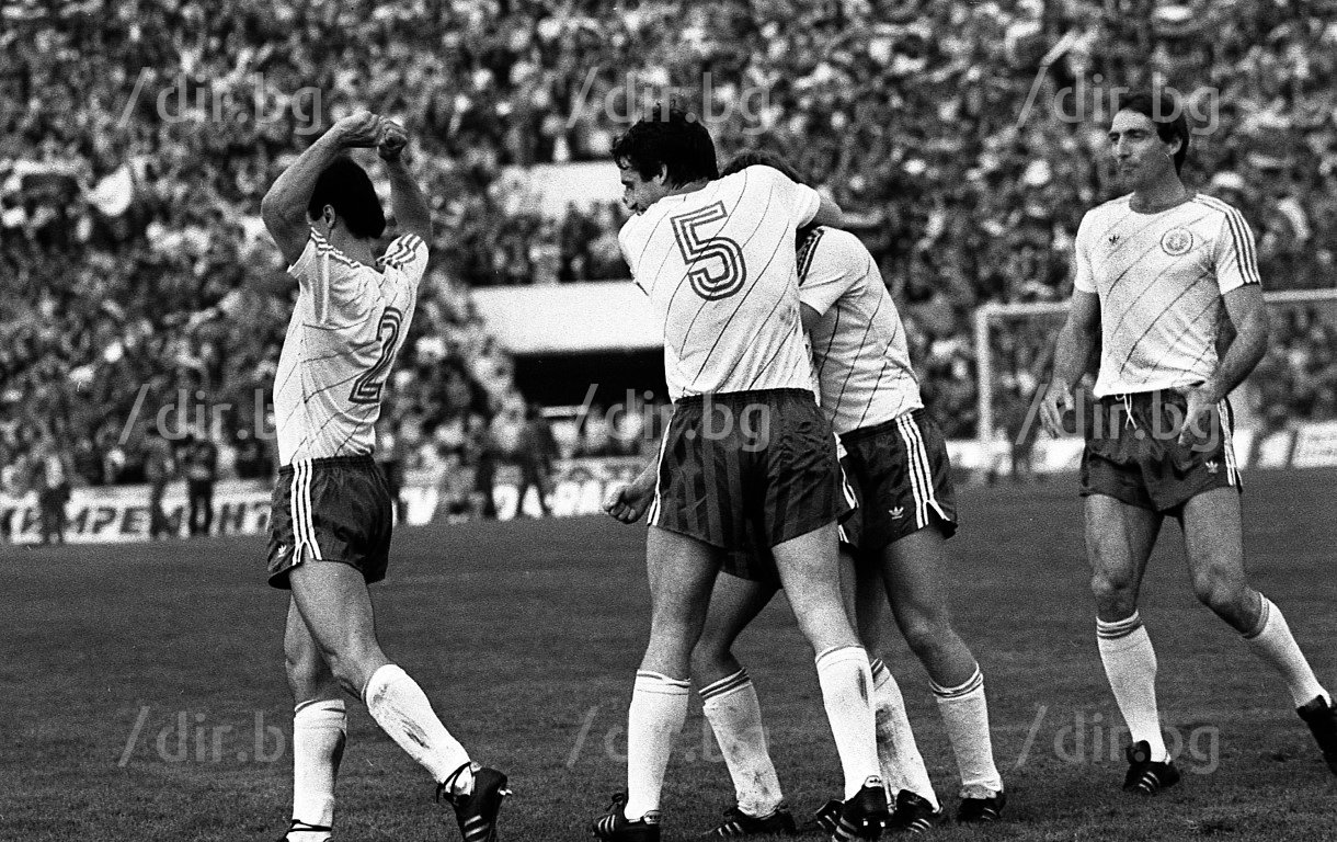 С националния екип срещу Югославия през 1985-а, в паметния мач, спечелен с 2:1 и отворил ни вратите към Мондиал 1986