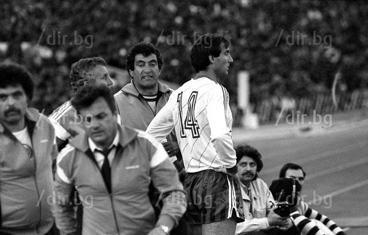 С Иван Вуцов, треньор на България, по време на паметния мач срещу европейския шампион Франция (2:0 в София) през 1985-а
