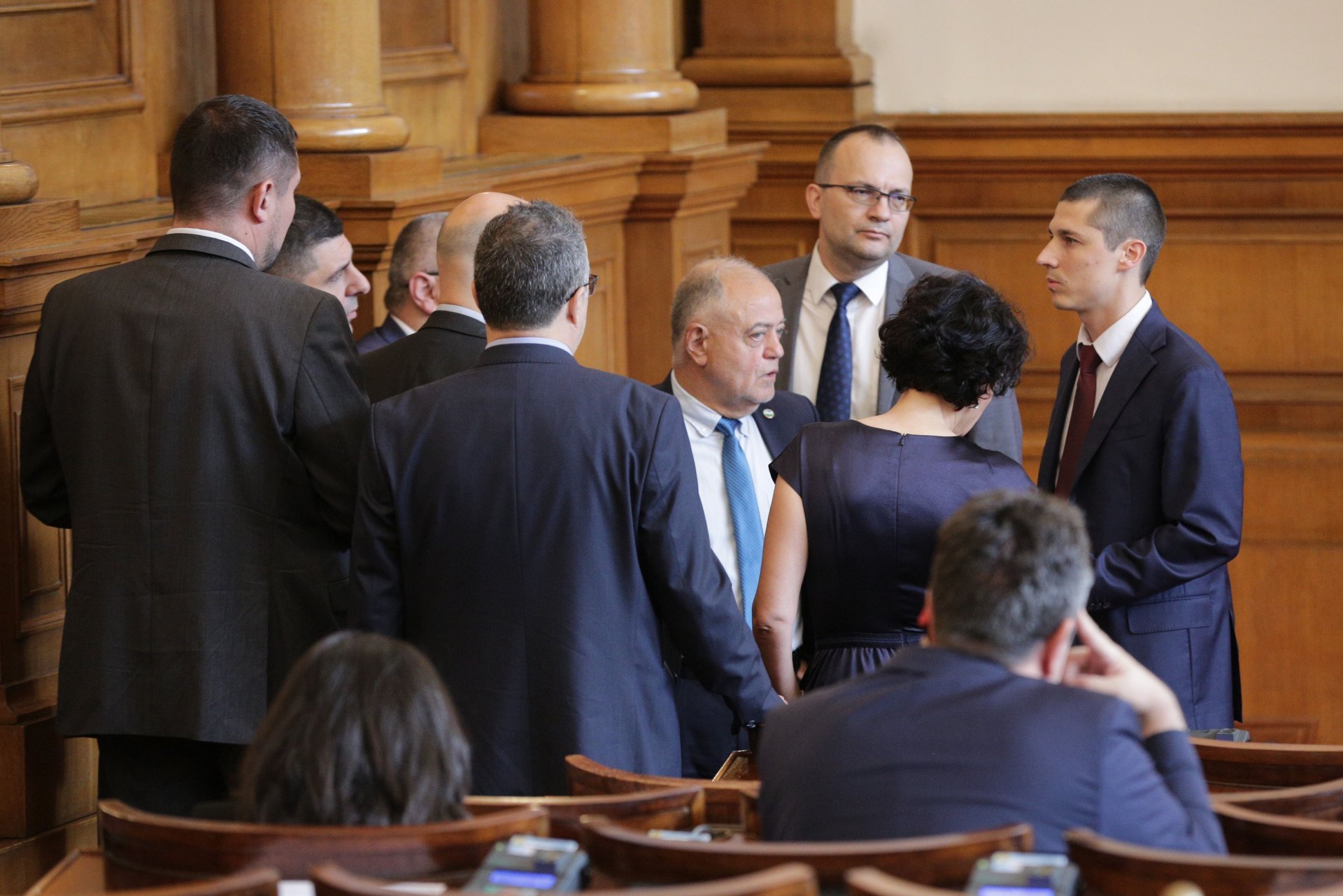 Мартин Димитров сред колегите си депутати от "Демократична България"