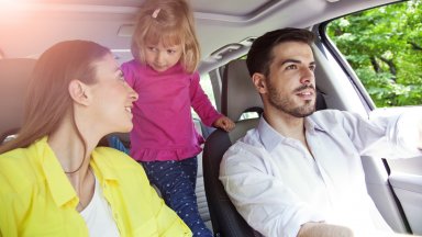 С малки деца в колата: 10 идеи за игри и занимания на път