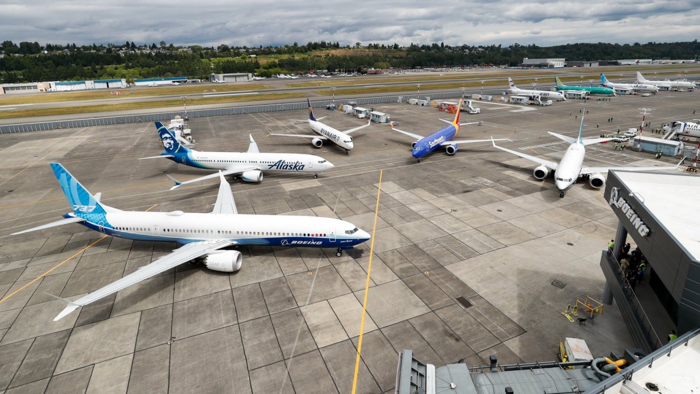 Шефът на Boeing предупреди за рискове пред последния модел - 737 Max 10