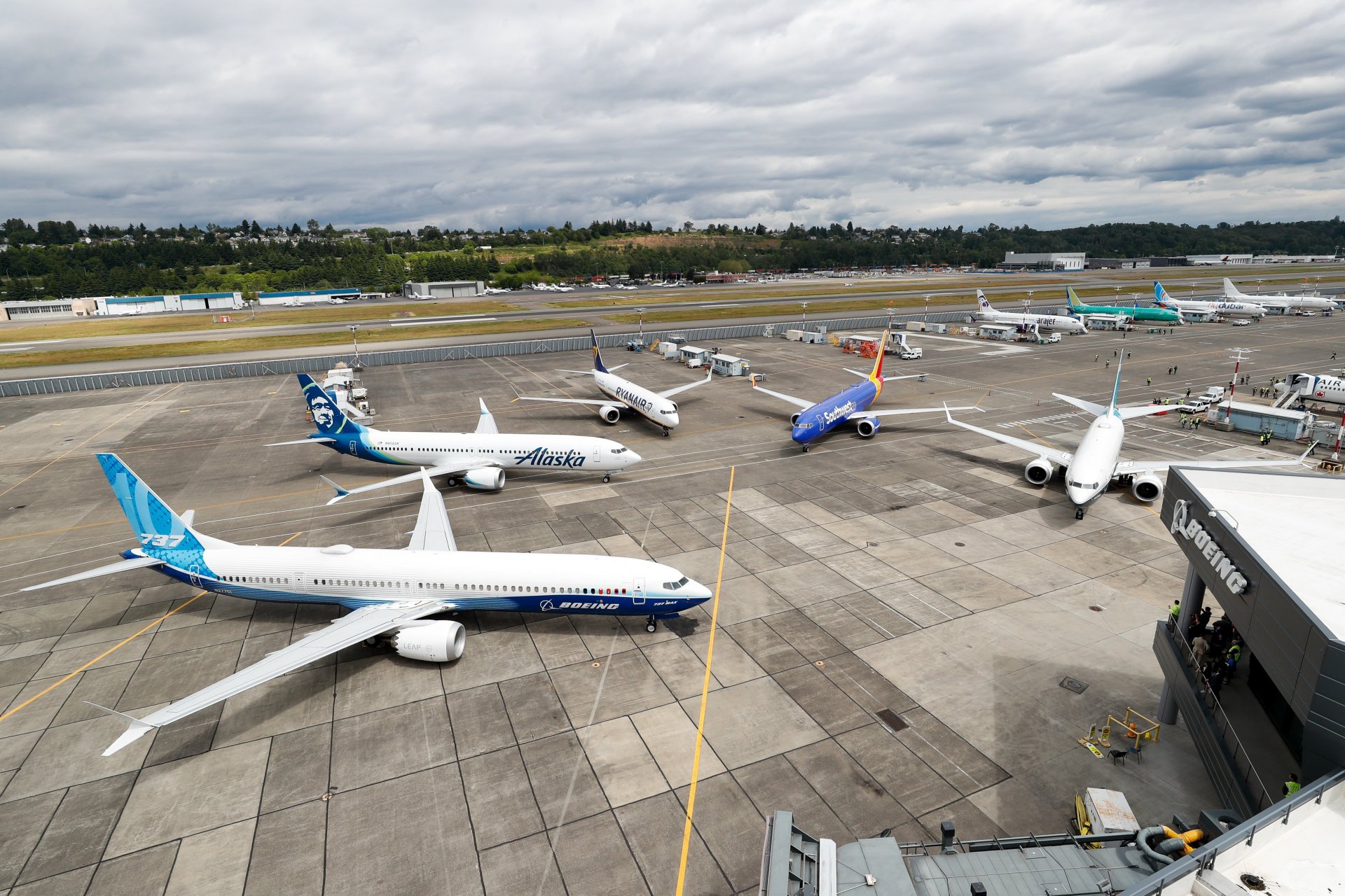 Фамилията самолети 737 Max, отляво, тестови самолет Boeing 737-10, 737-9 на Alaska Airlines, 737-8-200 на Ryanair, 737-8 на Southwest Airlines и тестови самолет на 737-7 в центъра за доставка на Boeing в Сиатъл, вторник, 14 юни 2022 г.
