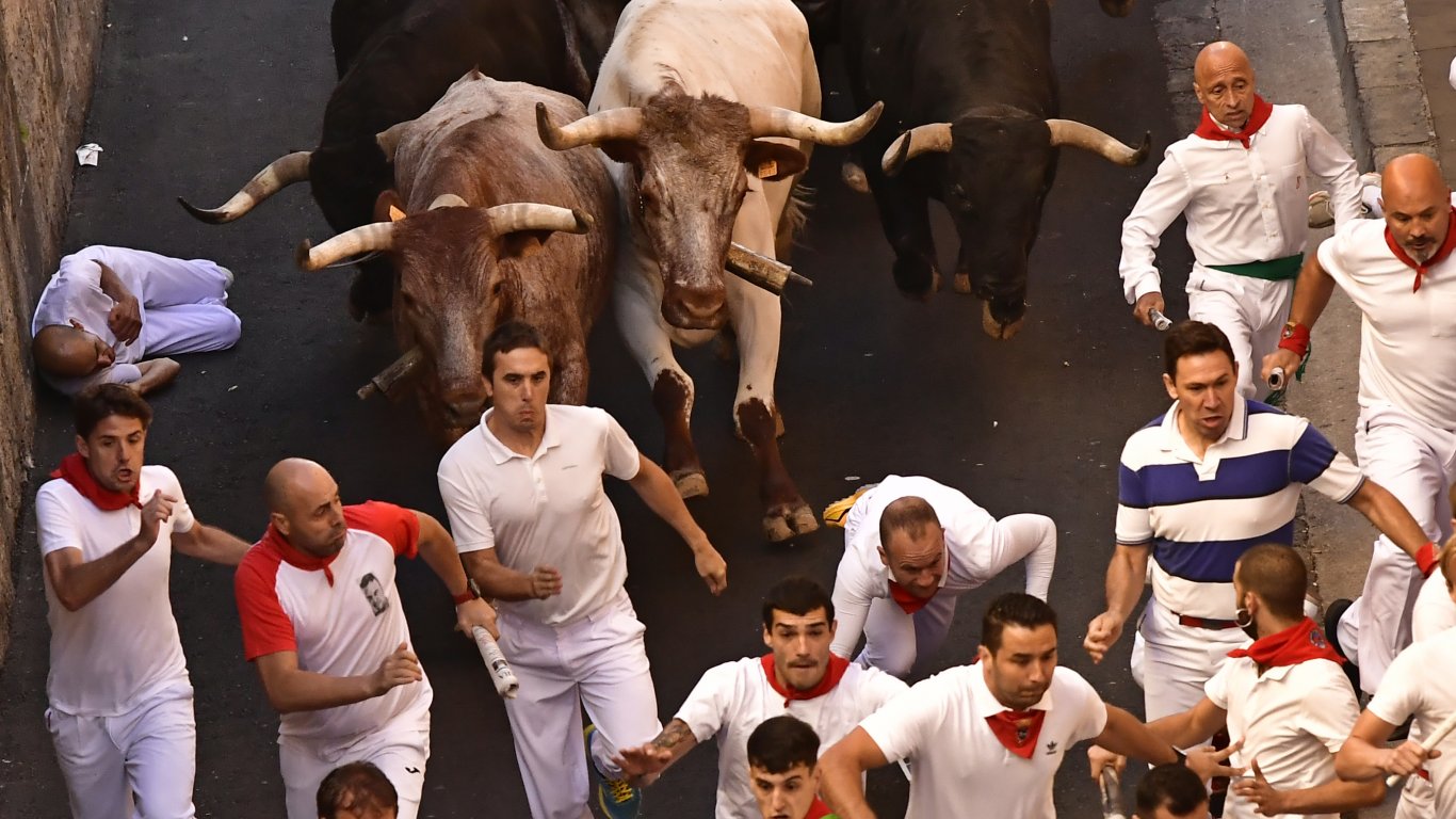 Започна Сан Фермин, стотици хиляди се събраха в Памплона за надбягванията с бикове (снимки)