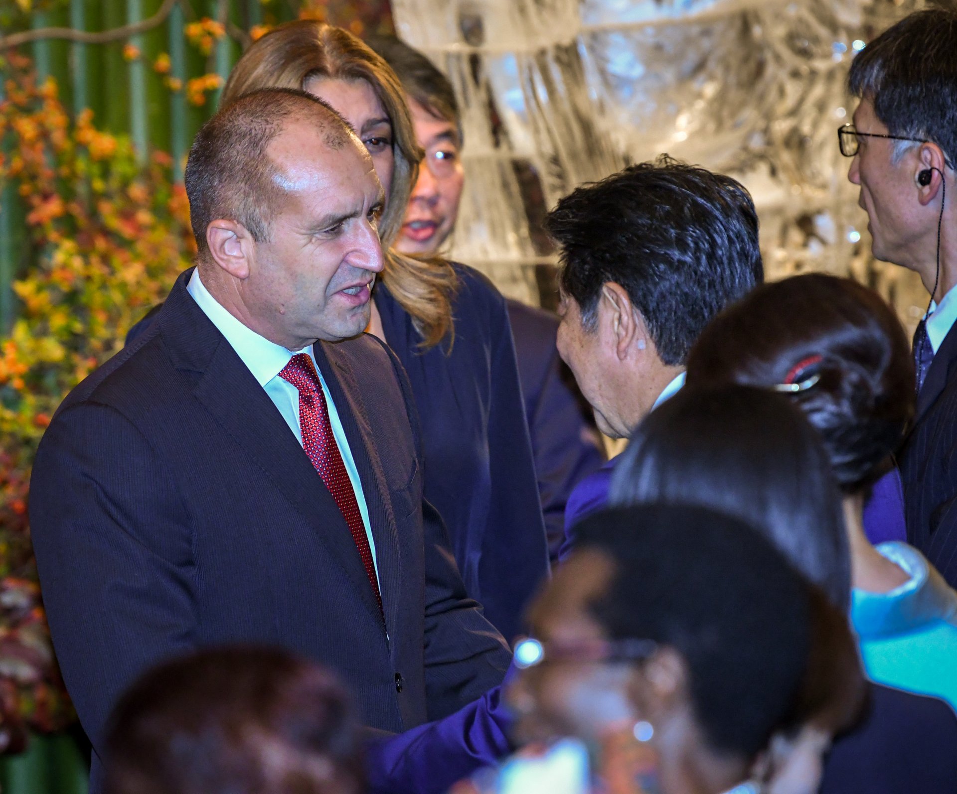 Президентът на България Румен Радев се ръкува с министър-председателя на Япония Шиндзо Абе и съпругата му по време на коктейла преди банкета, организиран от министър-председателя на Япония Шиндзо Абе и съпругата му Акие Абе на 23 октомври 2019 г. в Токио, Япония