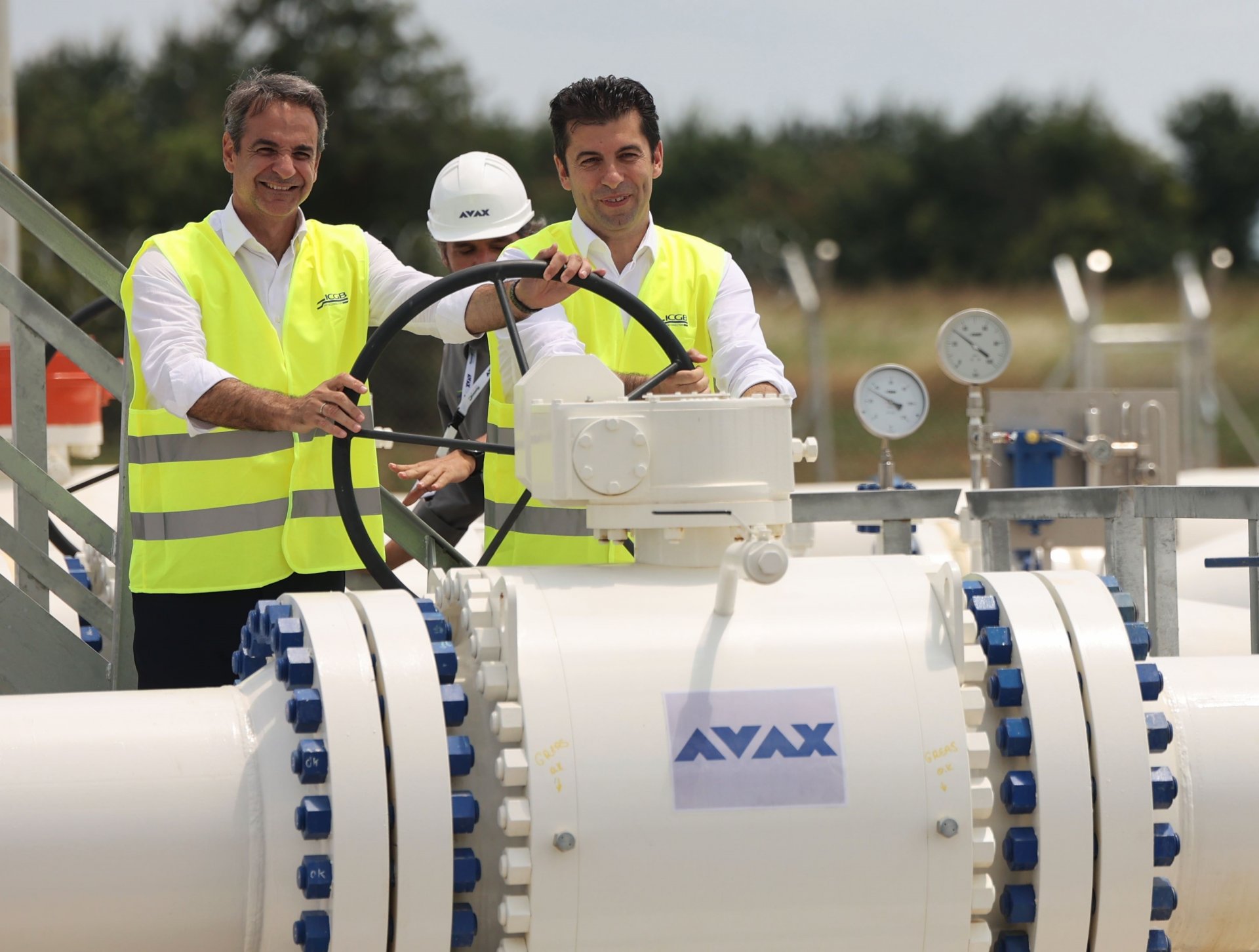 Премиерът в оставка Кирил Петков (дясно), по покана на гръцкия премиер Кирякос Мицотакис (ляво) участва в официалната церемония по повод приключването на строителството на Междусистемната газова връзка Гърция-България (IGB), 8 юли 2022 г.
