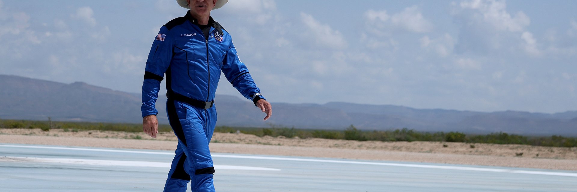 Яхтеното лято на бай Безос и новата му „пипната“ русалка