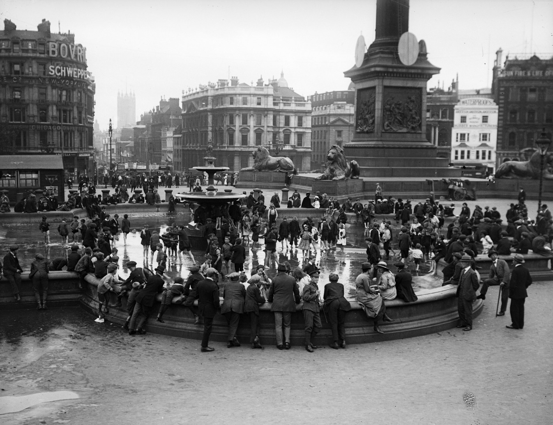 Август 1919 г.: Лондонски деца на площад Трафалгар по време на гореща вълна. 