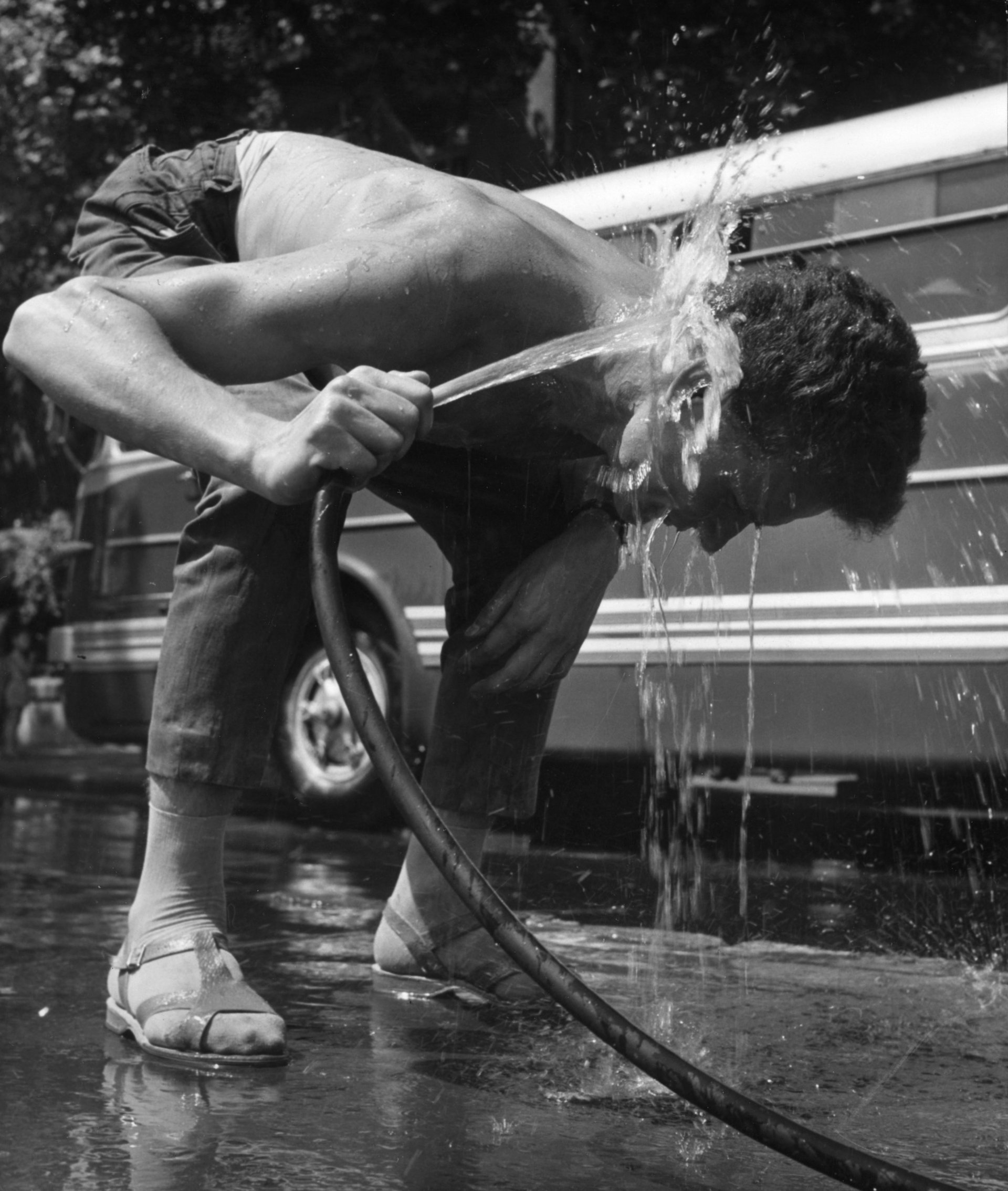 18 юли 1963 г.: Шофьор на автобус се разхлажда на автогарата по време на много горещо лято в Будапеща. (Снимка от Keystone/Getty Images)