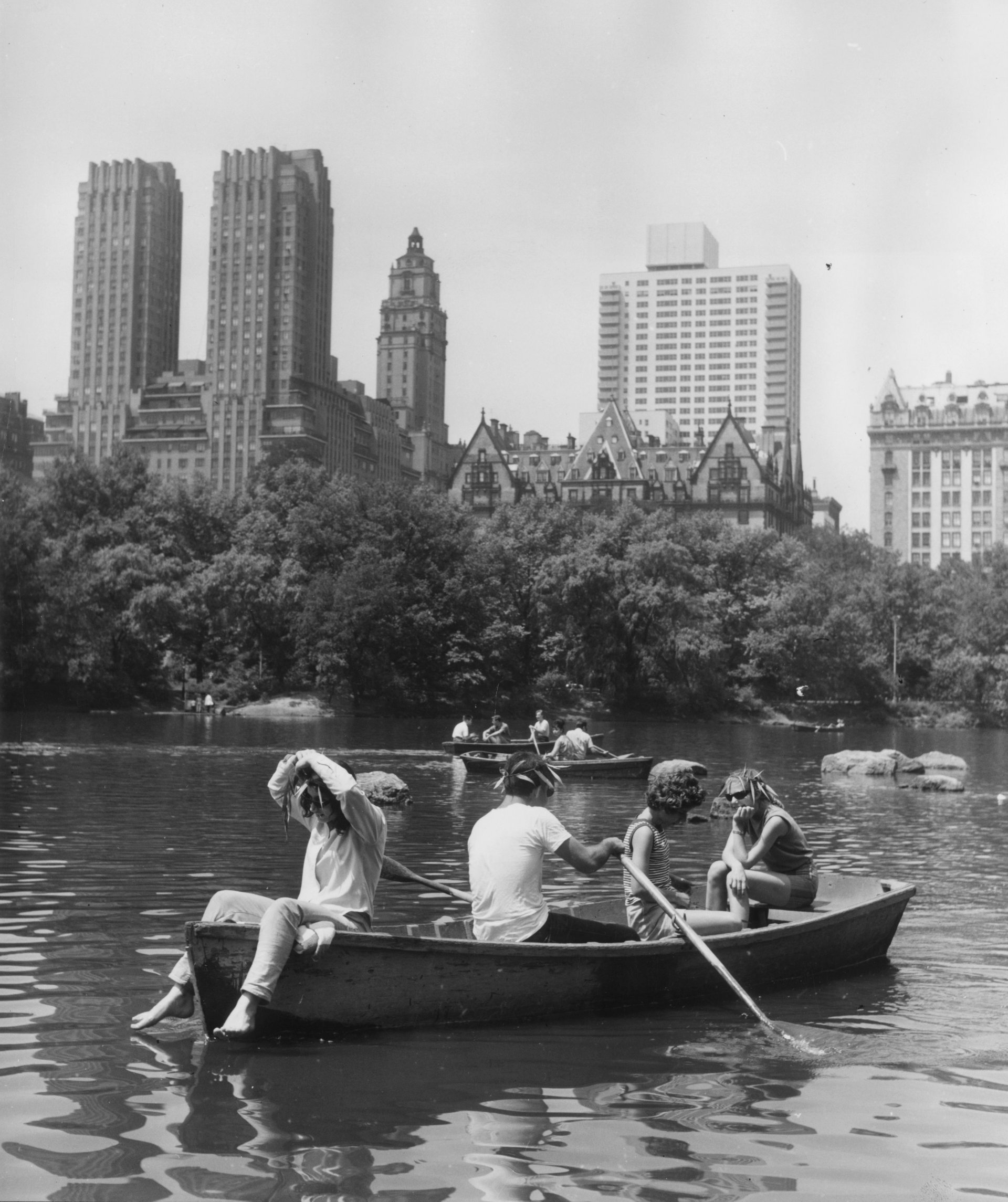  Младежи с шапки от тръстика с лодка в Сентрал Парк, Ню Йорк. (Снимка от Fox Photos/Getty Images)