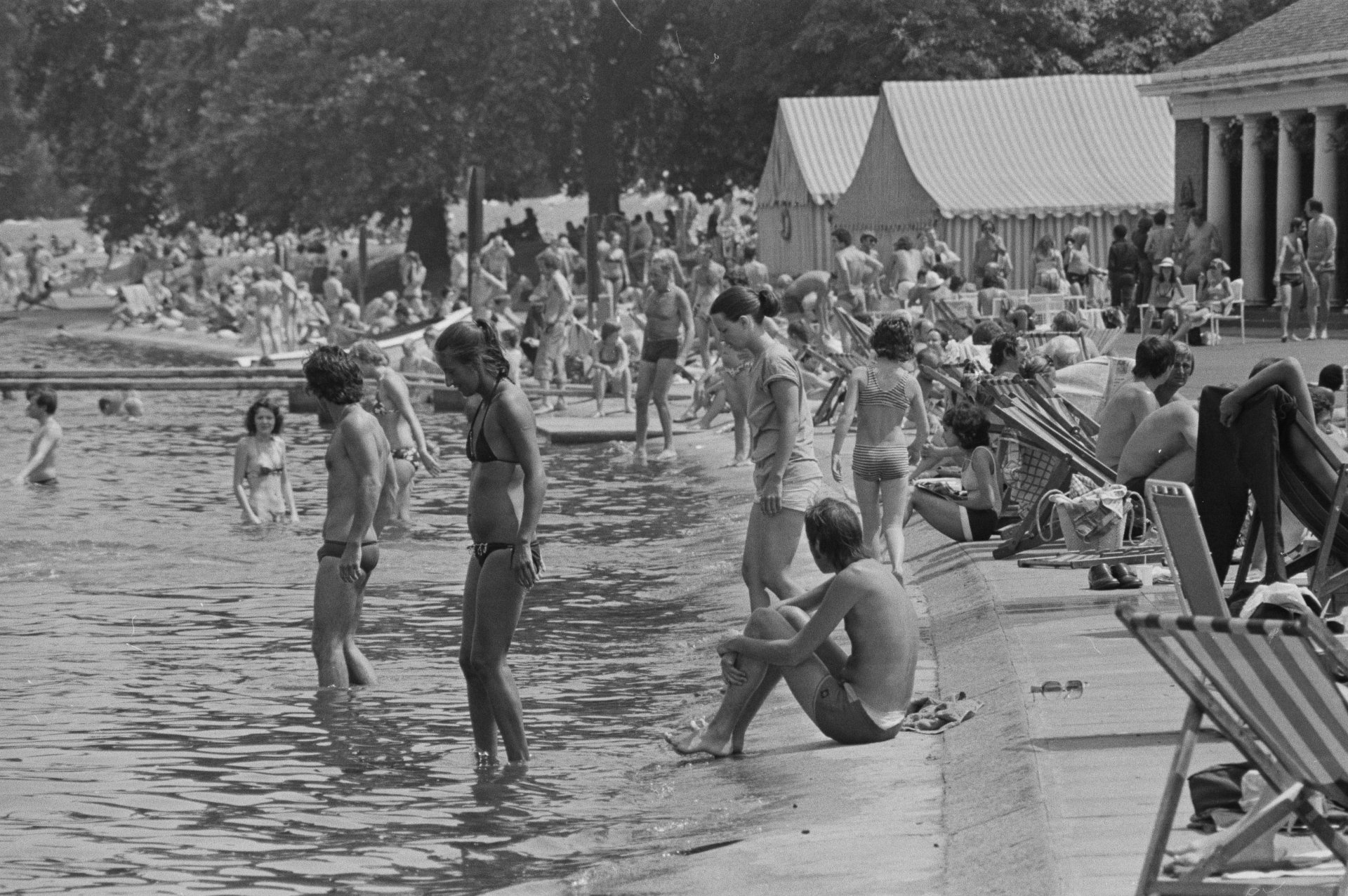 Лондончани си почиват в летен ден близо до The Serpentine в Хайд Парк, Лондон, Обединеното кралство, 25 юни 1976 г. Британските острови преживяват гореща вълна от 23 юни до 27 август 1976 г. (Снимка от Evening Standard/Getty Images)