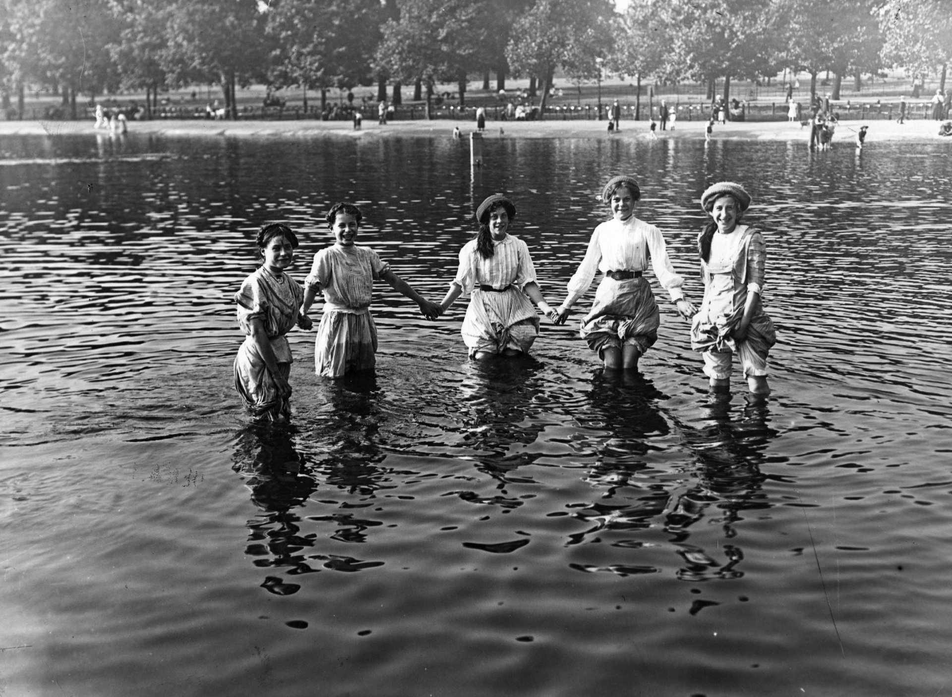 Август 1911 г.: Група момичета нагазиха в Serpentine в Хайд парк в Лондон, за да се разхладят по време на горещата вълна. (Снимка от Topical Press Agency/Getty Images)