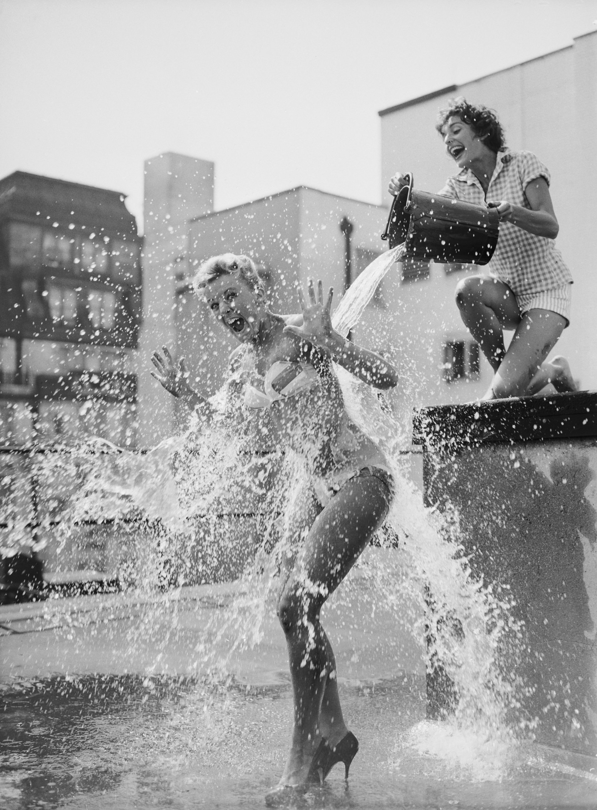 7 юли 1959 г.: Кристин Чайлд и Франсис Пиджън на покрива на театър "Пикадили" по време на пауза в репетициите за "The Crooked Mile". (Снимка от Джон Франкс/Кейстоун/Гети изображения)