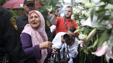 Хиляди на шествие в памет на жертвите от Сребреница (снимки)