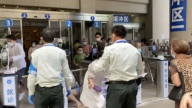 Нападател рани с нож четирима души в болница в Шанхай (видео)